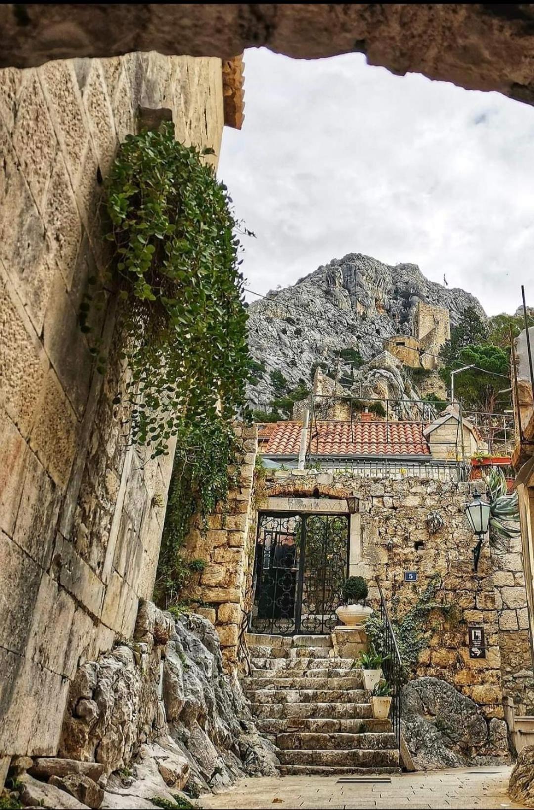 Apartmani Branko Vojnovic Omiš Exteriör bild